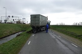 Aanhanger in sloot gewaaid aan Noordervaart