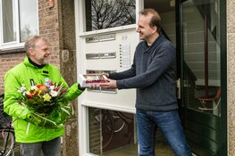 Bloemen bij de 100.000ste glasvezelaansluiting dit jaar