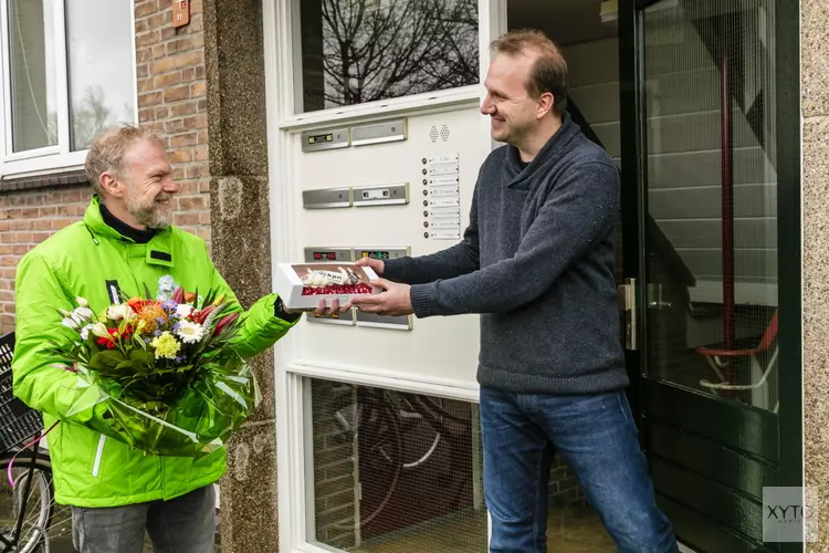 Bloemen bij de 100.000ste glasvezelaansluiting dit jaar