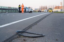 Auto knalt tegen vangrail langs N242, twee gewonden