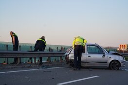 Auto knalt tegen vangrail langs N242, twee gewonden