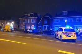 Auto rijdt door hek op Randersdijk, bestuurder gewond