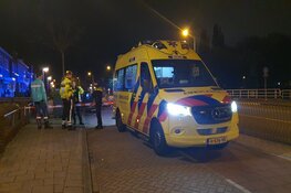 Auto rijdt door hek op Randersdijk, bestuurder gewond