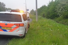 Auto belandt in sloot langs N245