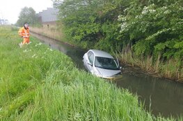 Auto belandt in sloot langs N245