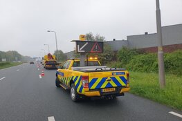 Auto belandt in sloot langs N245