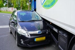 Auto in aanrijding met vrachtwagen op rotonde Kooimeer