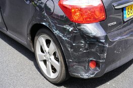 Auto in aanrijding met vrachtwagen op rotonde Kooimeer