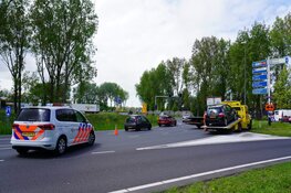 Auto in aanrijding met vrachtwagen op rotonde Kooimeer