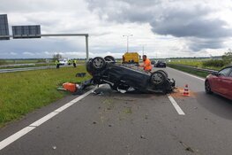 Auto meerdere keren over de kop op N242