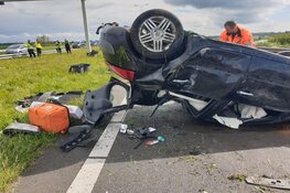 Auto meerdere keren over de kop op N242