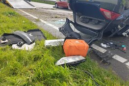 Auto meerdere keren over de kop op N242