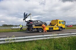 Auto meerdere keren over de kop op N242