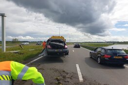 Auto meerdere keren over de kop op N242