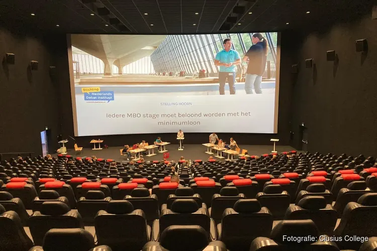 Studenten met elkaar in debat tijdens debattoernooi