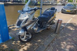 Scooterrijder rijdt tegen beweegbare paal in Alkmaar