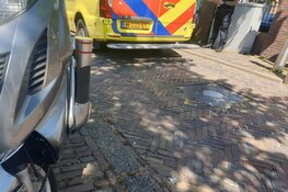 Scooterrijder rijdt tegen beweegbare paal in Alkmaar