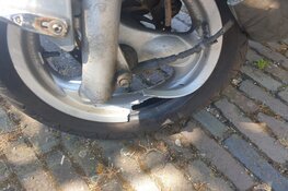 Scooterrijder rijdt tegen beweegbare paal in Alkmaar