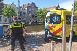 Scooterrijder rijdt tegen beweegbare paal in Alkmaar