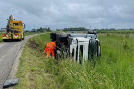 Vrachtwagen op z'n kant op Noordschermerdijk bij Oterleek