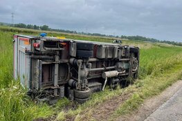 Vrachtwagen op z'n kant op Noordschermerdijk bij Oterleek