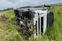 Vrachtwagen op z'n kant op Noordschermerdijk bij Oterleek