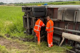 Vrachtwagen op z'n kant op Noordschermerdijk bij Oterleek