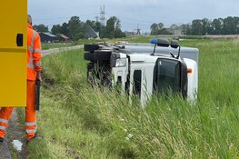 Vrachtwagen op z'n kant op Noordschermerdijk bij Oterleek