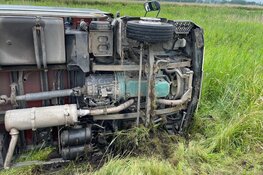 Vrachtwagen op z'n kant op Noordschermerdijk bij Oterleek