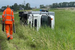 Vrachtwagen op z'n kant op Noordschermerdijk bij Oterleek
