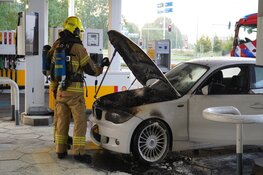 Auto vliegt in brand bij tankstation, toegangswegen tijdelijk afgesloten
