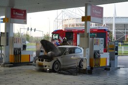 Auto vliegt in brand bij tankstation, toegangswegen tijdelijk afgesloten
