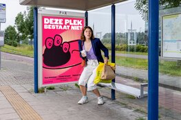 Karavaan festival bespeelt pen-dorp met buitentheater 'Deze plek bestaat niet'