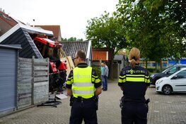 Tractor rijdt schuur binnen in Egmond