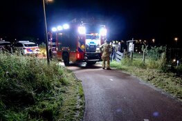 Auto verwoest door brand aan Molenkade