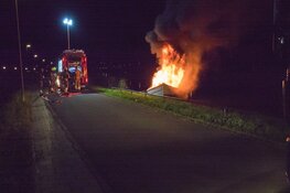 Plezierbootje door brand verwoest langs Hoornseweg