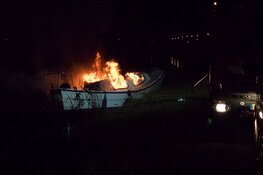 Plezierbootje door brand verwoest langs Hoornseweg