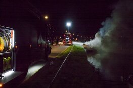 Plezierbootje door brand verwoest langs Hoornseweg