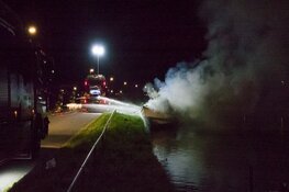 Plezierbootje door brand verwoest langs Hoornseweg