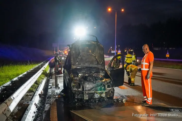 Auto vliegt in brand op N242 bij Alkmaar