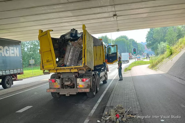 Vrachtwagen met te hoge kraan slaat gat in onderkant viaduct