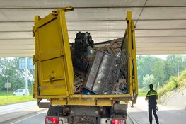 Vrachtwagen met te hoge kraan slaat gat in onderkant viaduct