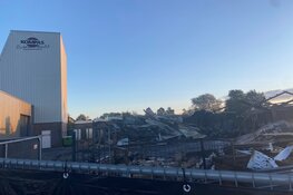 Ravage na brand bij Heerhugowaardse autospuiterij bij daglicht goed zichtbaar