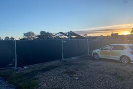 Ravage na brand bij Heerhugowaardse autospuiterij bij daglicht goed zichtbaar