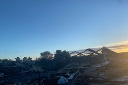 Ravage na brand bij Heerhugowaardse autospuiterij bij daglicht goed zichtbaar