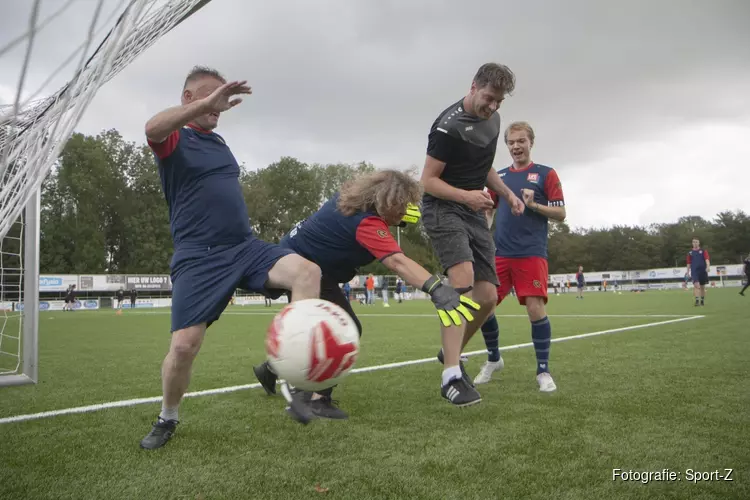 Burgemeester Alkmaar in gesprek met deelnemers maatschappelijk toernooi Sport-Z