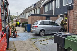 Auto in brand voor woning Alkmaar