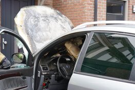 Auto in brand voor woning Alkmaar