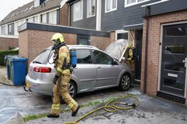 Auto in brand voor woning Alkmaar