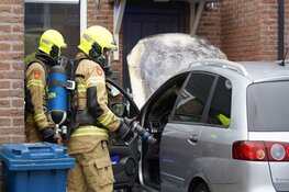 Auto in brand voor woning Alkmaar